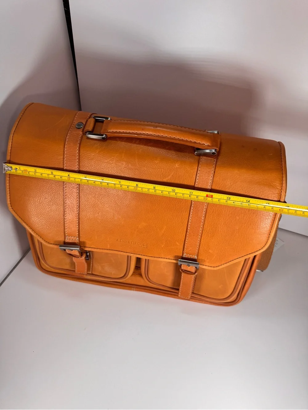 Great condition Kenneth Cole Colombian Leather Messenger Briefcase Portfolio Bag